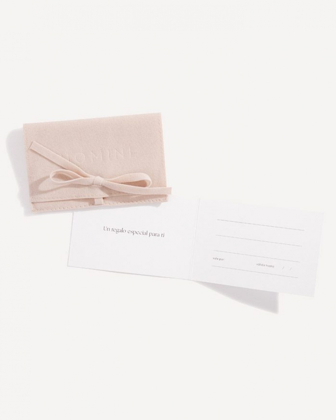 gift card, de papel texturado mate, sobre de terciopelo,  homini studio